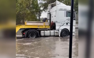 Одеса знову йде під воду — місто накрила злива, на дорогах утворилися «річки», відео