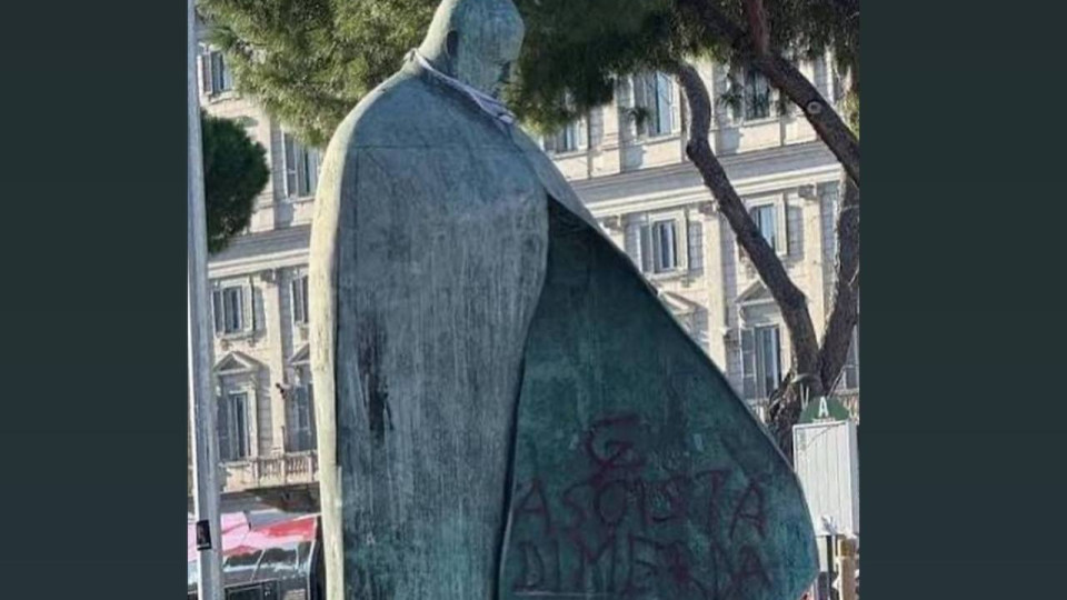 В Риме на памятнике Папе Иоанну Павлу II нарисовали серп и молот