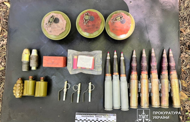 В Ровенской области раскрыли схрон с военным арсеналом: среди изъятого — автомат, гранаты и снаряды