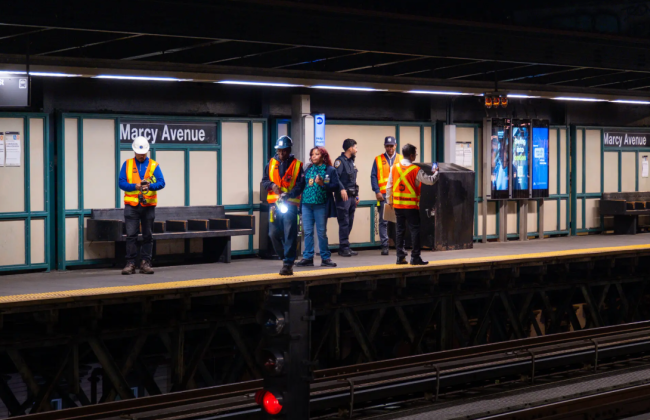 В США двух девушек нашли мертвыми на крыше поезда метро — они погибли из-за смертельного развлечения