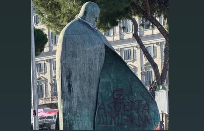 В Риме на памятнике Папе Иоанну Павлу II нарисовали серп и молот