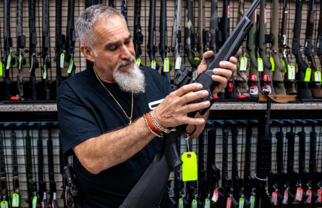 У США суд підтримав заборону реклами зброї, яка орієнтована на неповнолітніх