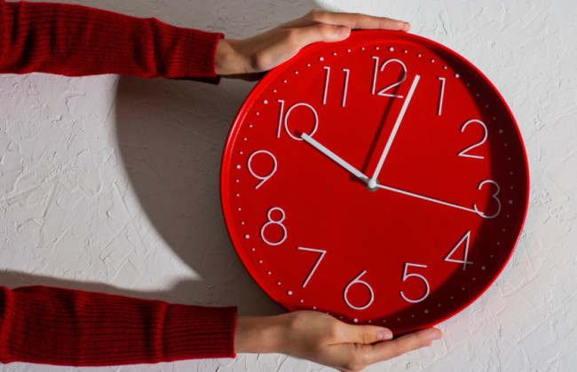 Переход на зимнее время в 2025 году: когда украинцам нужно перевести часы