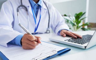 В Гоструда объяснили, кто имеет право на оплату больничного