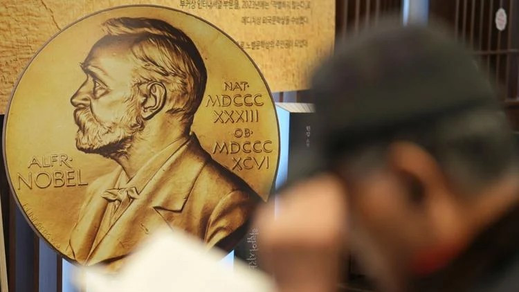 Нобелівському лауреату із медицини Фреду Рамсделлу не можуть повідомити про перемогу — він пішов у гори