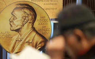 Нобелівському лауреату із медицини Фреду Рамсделлу не можуть повідомити про перемогу — він пішов у гори