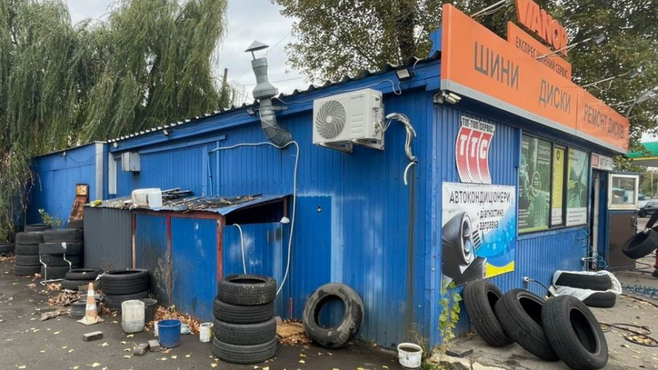 В Киеве демонтировали СТО, которое «выросло» вдвое от заявленных размеров на бумаге – фото
