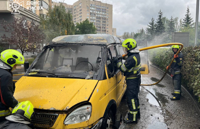 В Днепровском районе Киева загорелась припаркованная «Газель»