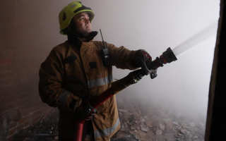 РФ ударила по нефтебазе в Прилуках: местных жителей призвали не открывать окна