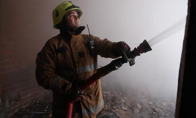 РФ ударила по нефтебазе в Прилуках: местных жителей призвали не открывать окна