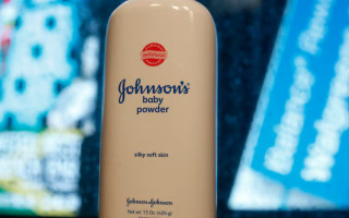 В США компанию Johnson and Johnson обязали выплатить 966 миллионов долларов по делу о детской присыпке