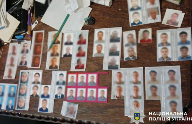 В Киеве предприниматель за 4500 долларов фиктивно трудоустраивал иностранцев для легализации в Украине