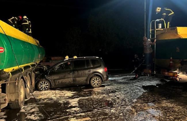 В Волынской области произошло ДТП с участием легковушки и бензовоза, произошла утечка топлива — фото