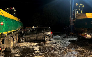 На Волині сталася ДТП за участі легковика та бензовоза, стався витік палива — фото