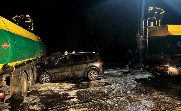 На Волині сталася ДТП за участі легковика та бензовоза, стався витік палива — фото