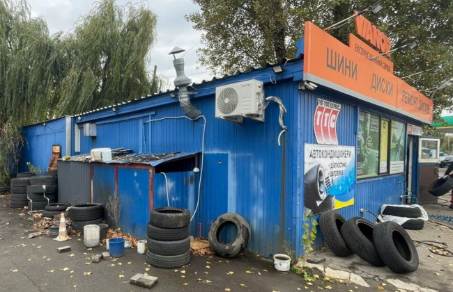 В Киеве демонтировали СТО, которое «выросло» вдвое от заявленных размеров на бумаге – фото