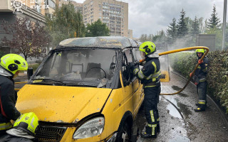 В Днепровском районе Киева загорелась припаркованная «Газель»