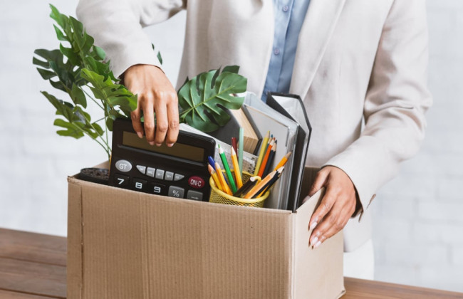 Как ознакомить работника с приказом об увольнении в случае его отсутствия на работе в день увольнения — разъяснение