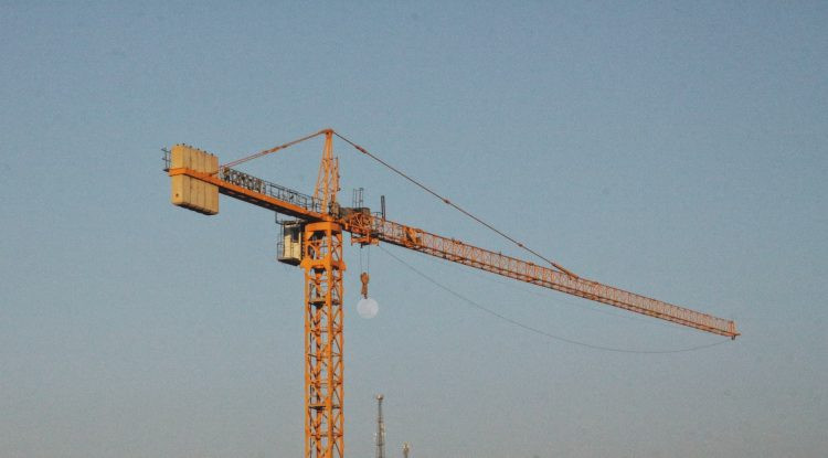 У Хмельницькому судитимуть кранівника, з вини якого постраждав пенсіонер