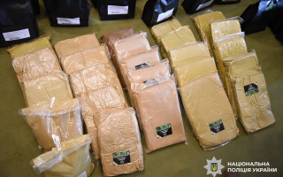 На Тернопільщині поліція ліквідувала мережу збуту наркотиків дітям під виглядом чаю та вітамінів