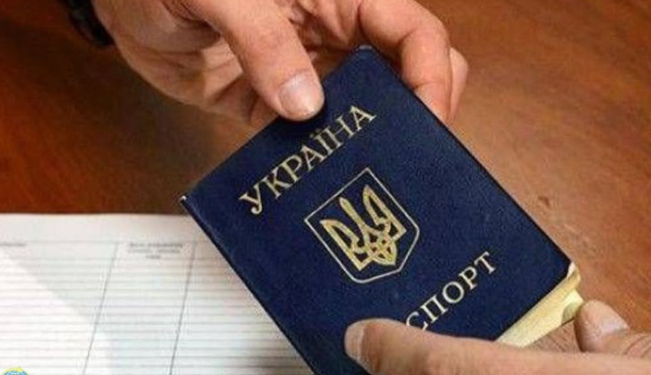 Українцям пояснили, чи є чинним паспорт, в який своєчасно не вклеїли фотокартку на досягнення 45-річного віку