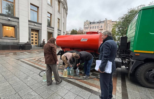 Верховная Рада без воды, а в правительственный квартал привезли биотуалеты, фото