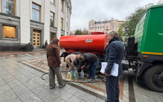 Верховна Рада без води, а в урядовий квартал привезли біотуалети, фото