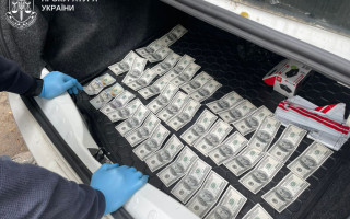 На Дніпропетровщині викрили працівника ТЦК, який за 20000 доларів знімав осіб з військового обліку