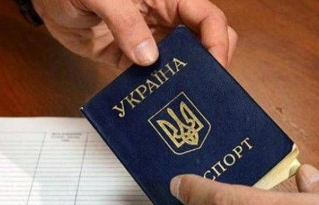 Українцям пояснили, чи є чинним паспорт, в який своєчасно не вклеїли фотокартку на досягнення 45-річного віку