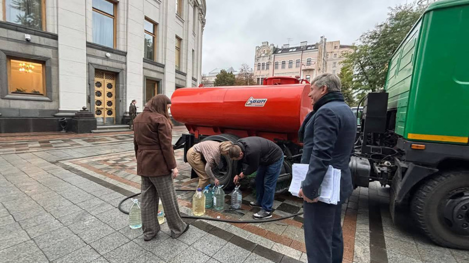 Верховна Рада без води, а в урядовий квартал привезли біотуалети, фото