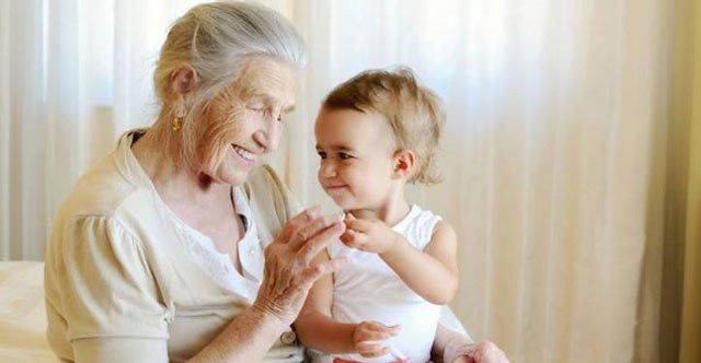 Стало известно, может ли бабушка оформить отпуск по уходу за ребенком, если родители являются предпринимателями 3 группы