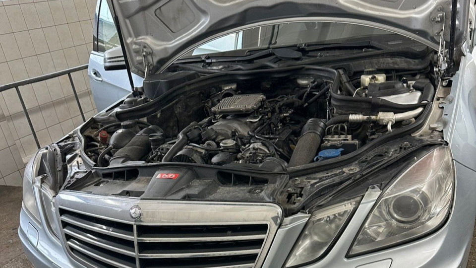 Українка дорогою до Румунії намагалася сховати під капотом Mercedes $970 тисяч