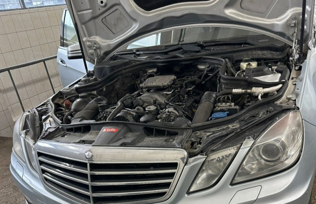 Украинка по дороге в Румынию пыталась спрятать под капотом Mercedes $970 тысяч