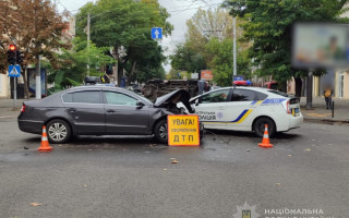 ДТП у центрі Одеси з постраждалими: мікроавтобус проїхав на червоне та в’їхав у легковик, фото