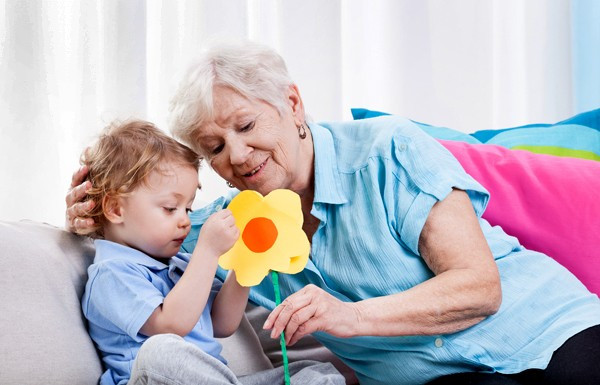 Может ли бабушка взять отпуск по уходу за ребенком, если родители — предприниматели: ответ