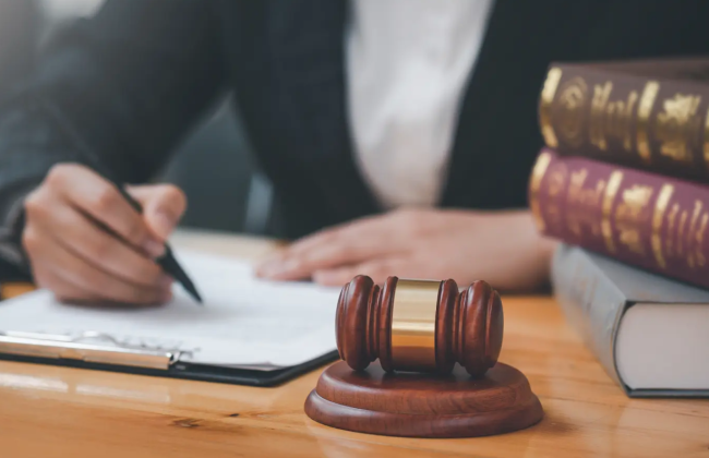 В Великобритании адвокат, который 10 лет скрывал провал дела клиентки, признался во лжи