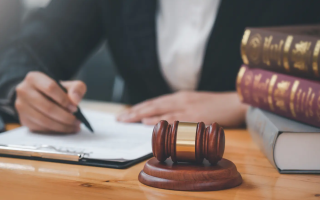У Британії адвокат, який 10 років приховував провал справи клієнтки, зізнався у брехні