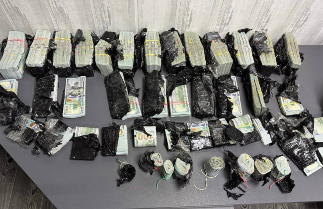 На Буковине таможенники обнаружили почти миллион долларов, спрятанный под капотом автомобиля