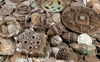 Мужчина копал червей для рыбалки, а выкопал 20 тысяч серебряных монет, жемчуг и украшения