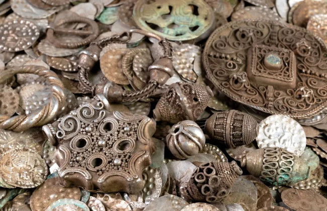 Мужчина копал червей для рыбалки, а выкопал 20 тысяч серебряных монет, жемчуг и украшения