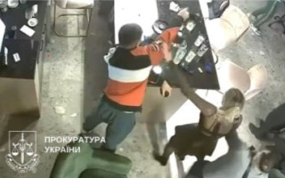 У барі на Новопечерських Липках чоловік влаштував бійку зі стріляниною – відео