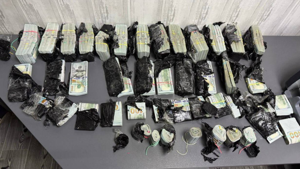На Буковині митники виявили майже мільйон доларів, схований під капотом автівки