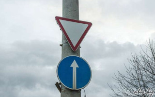 Апелляционный суд подтвердил вину водителя за игнорирование дорожного знака — детали дела