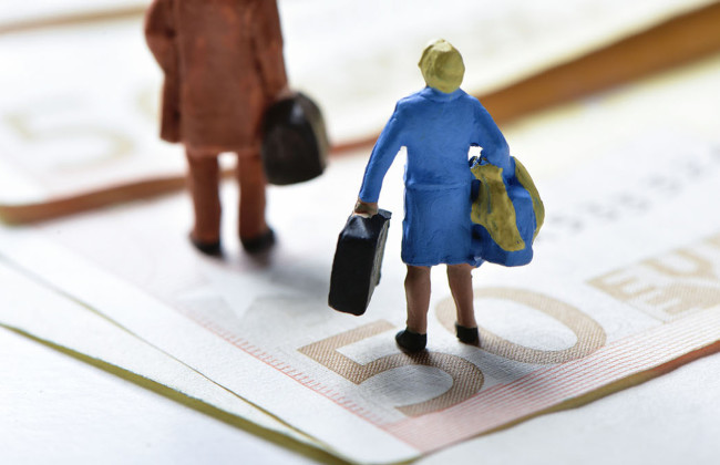 Каждый четвертый украинец готов к рискованной работе за границей или в другом городе