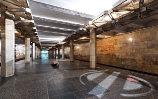 В киевском метро на Оболони подростки избили 24-летнего мужчину из-за оскорбления подруги