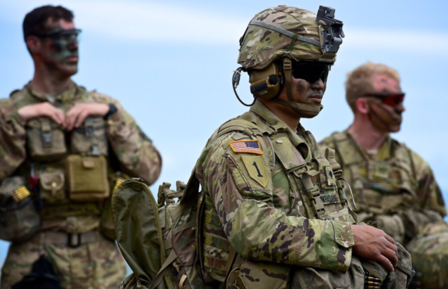 У США розгорівся спір щодо призову на військову службу: чоловіки вимагають рівності з жінками