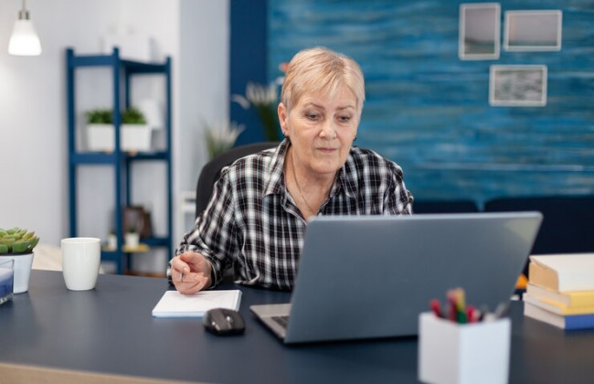 До 31 декабря пенсионеры за границей или на ВОТ должны пройти идентификацию — появился обновлённый сервис