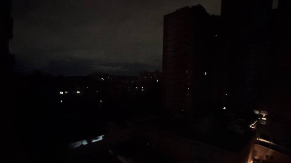 В Киеве исчез свет в нескольких районах: что говорят в КГГА, фото и видео