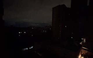 У Києві зникло світло в декількох районах: що кажуть у КМДА, фото та відео