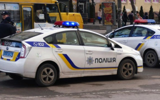 У Києві поліція шукає осіб, які скинули з крісла колісного чоловіка у військовій формі